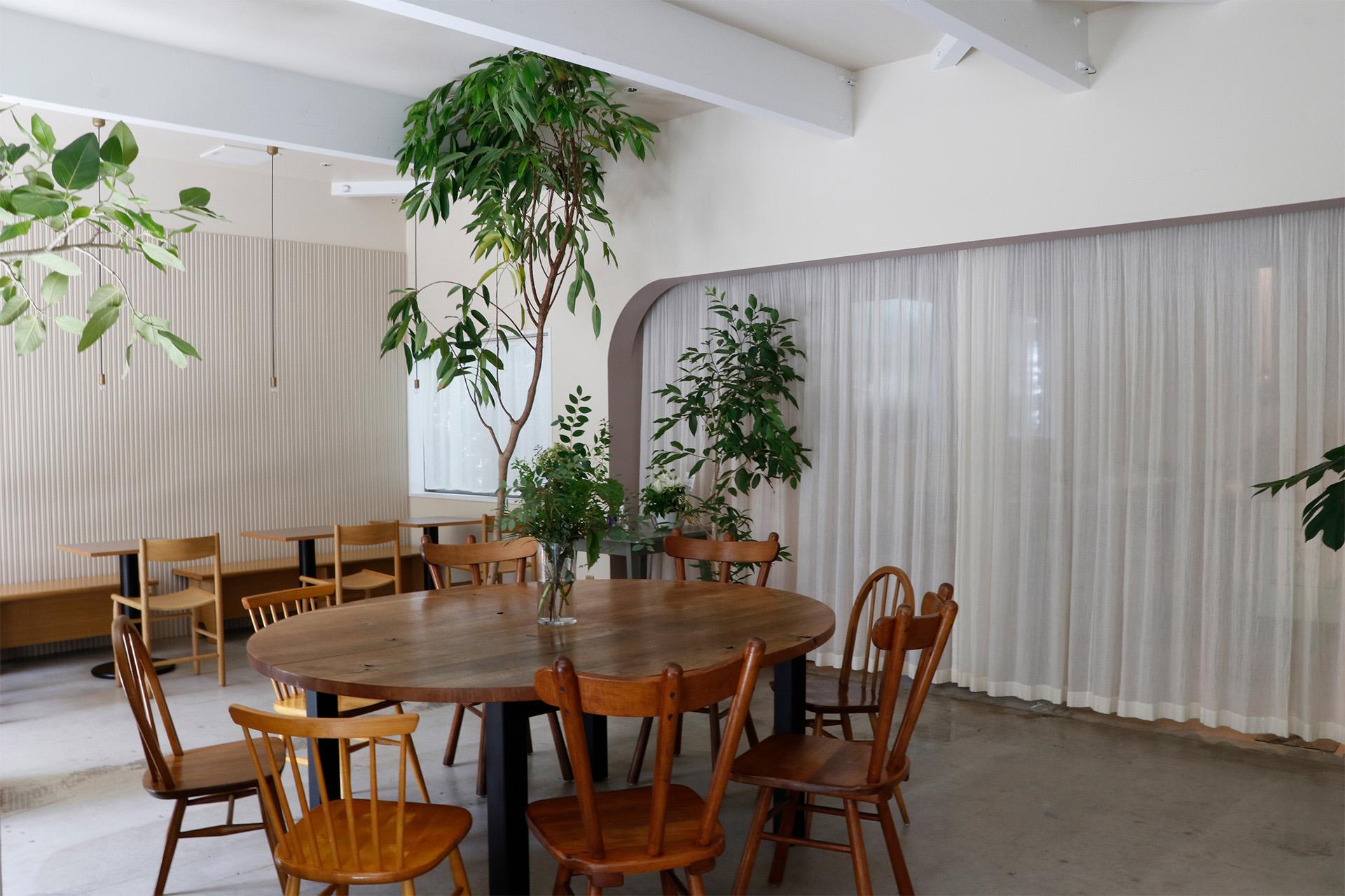 カフェスペースの中央には大きな円卓