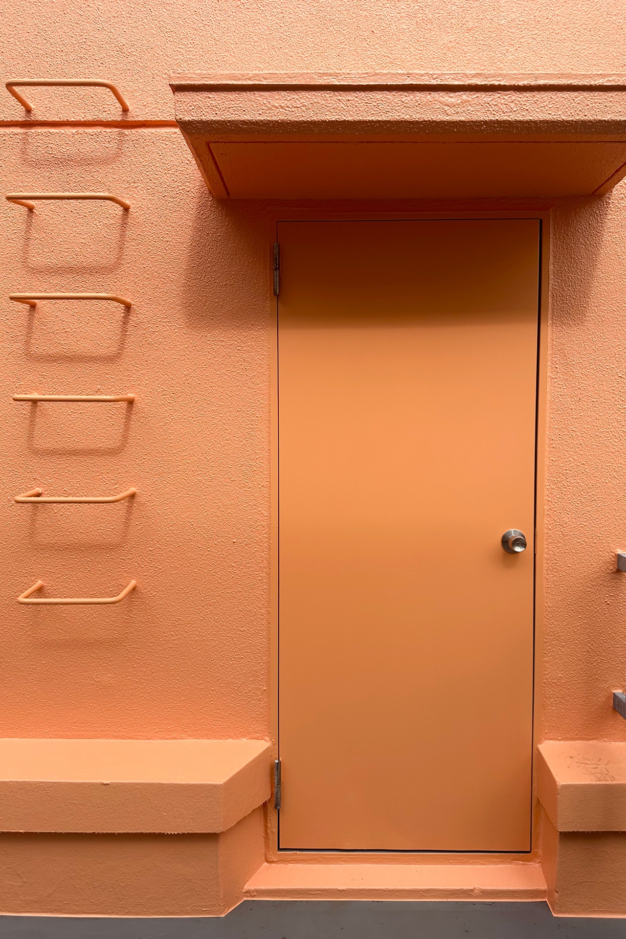 屋上の壁は目を惹くオレンジ