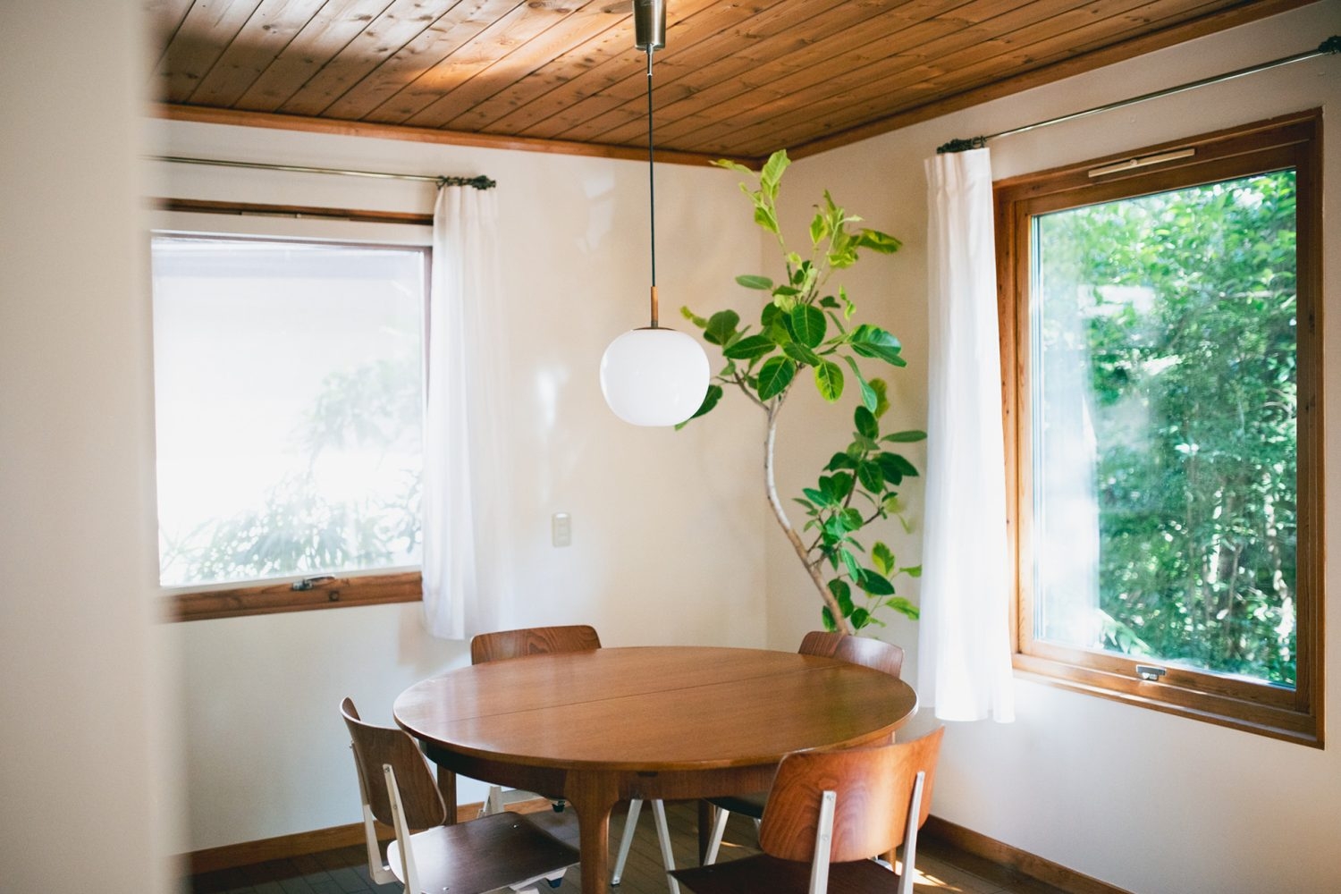 ラウンドのダイニングテーブルに入るやわらかな自然光