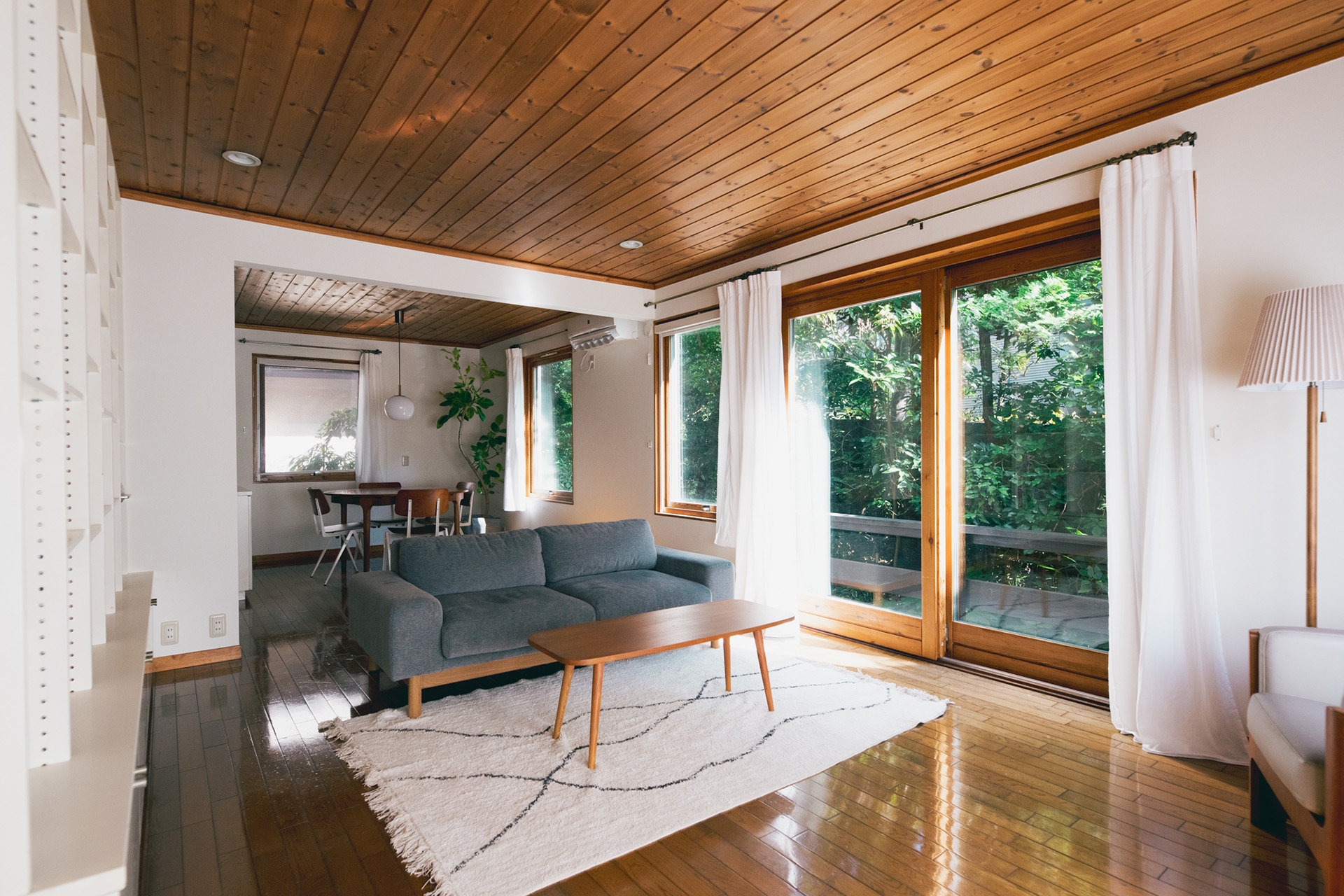 南向きの大きな窓から光が差し込むリビング