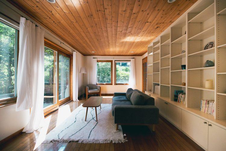 落ち着きのある板張りの天井