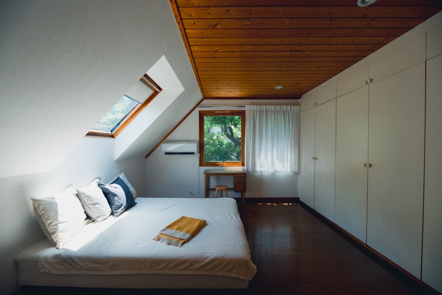 2F 洋室(11畳) / 天窓から差し込む光