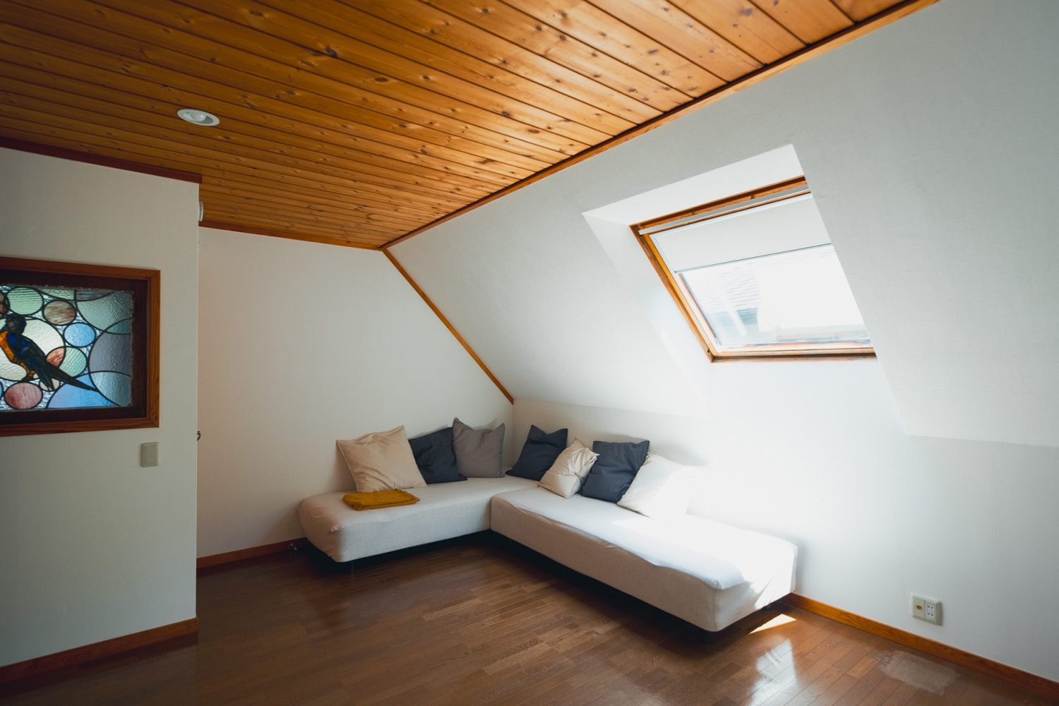 勾配天井がかわいらしい2F洋室(11畳)