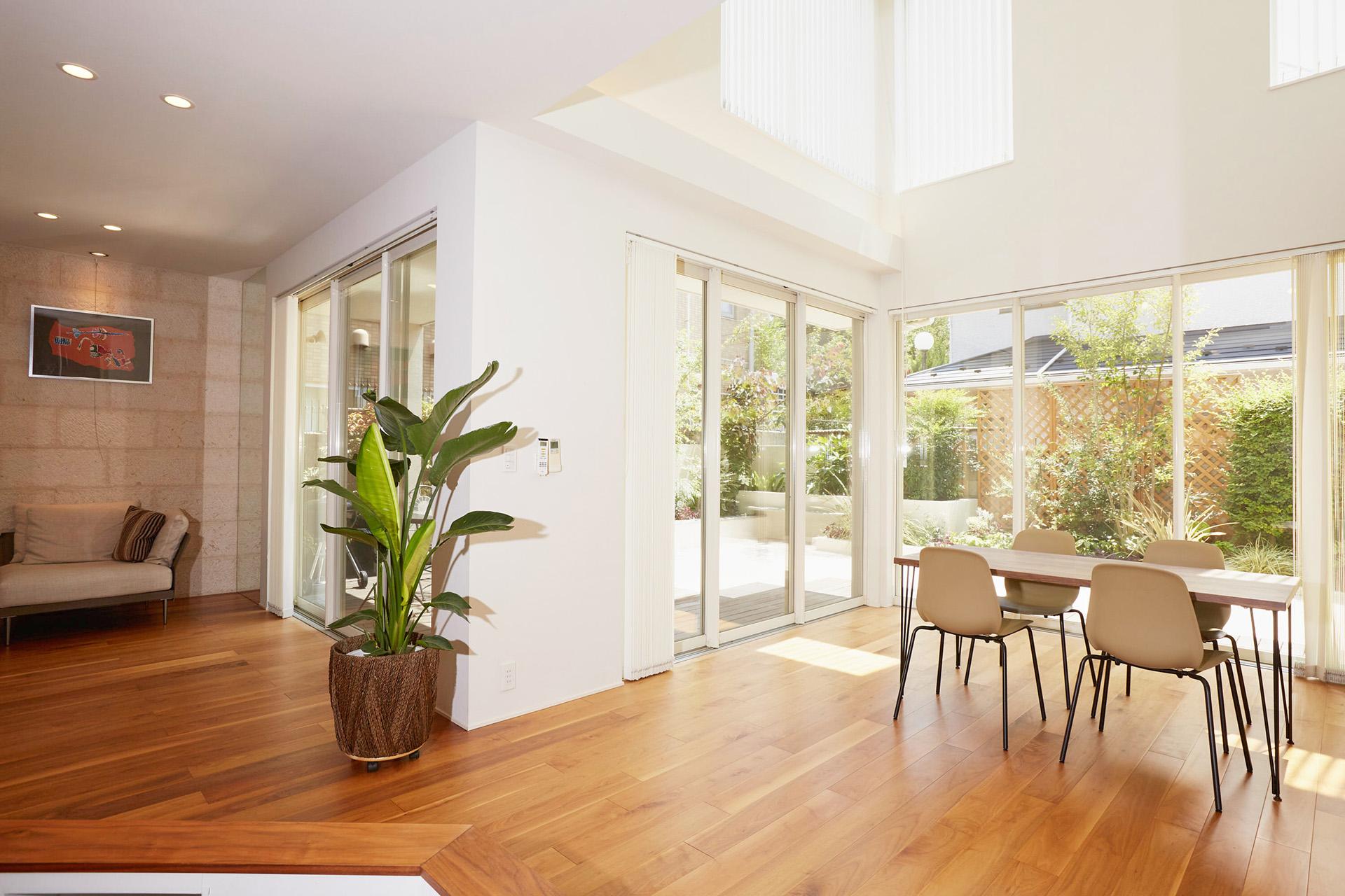 庭に面する広々としたリビング