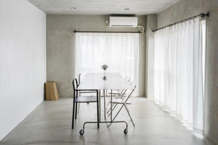 シルバーのテーブルは打ち合わせ場所としても