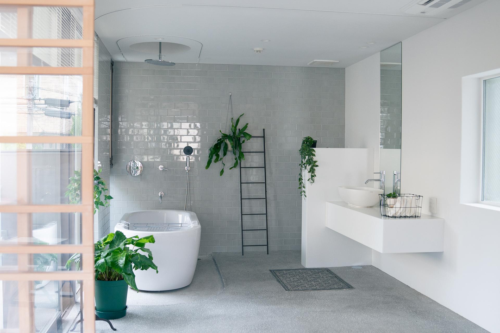 2F グレーとホワイトのシンプルなバスルーム