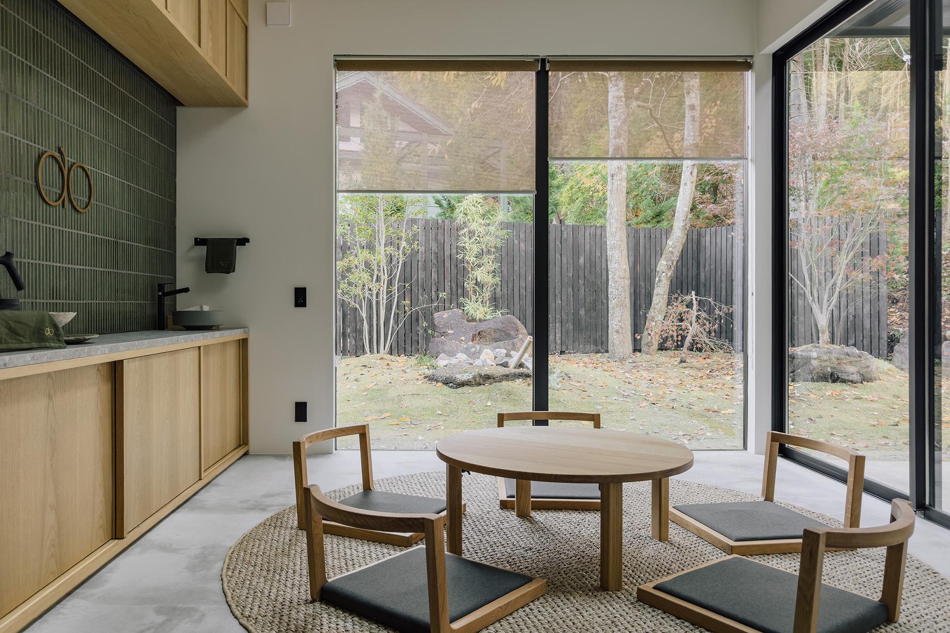小さな庭園を臨む茶室 / 異素材が織りなすリラックス空間