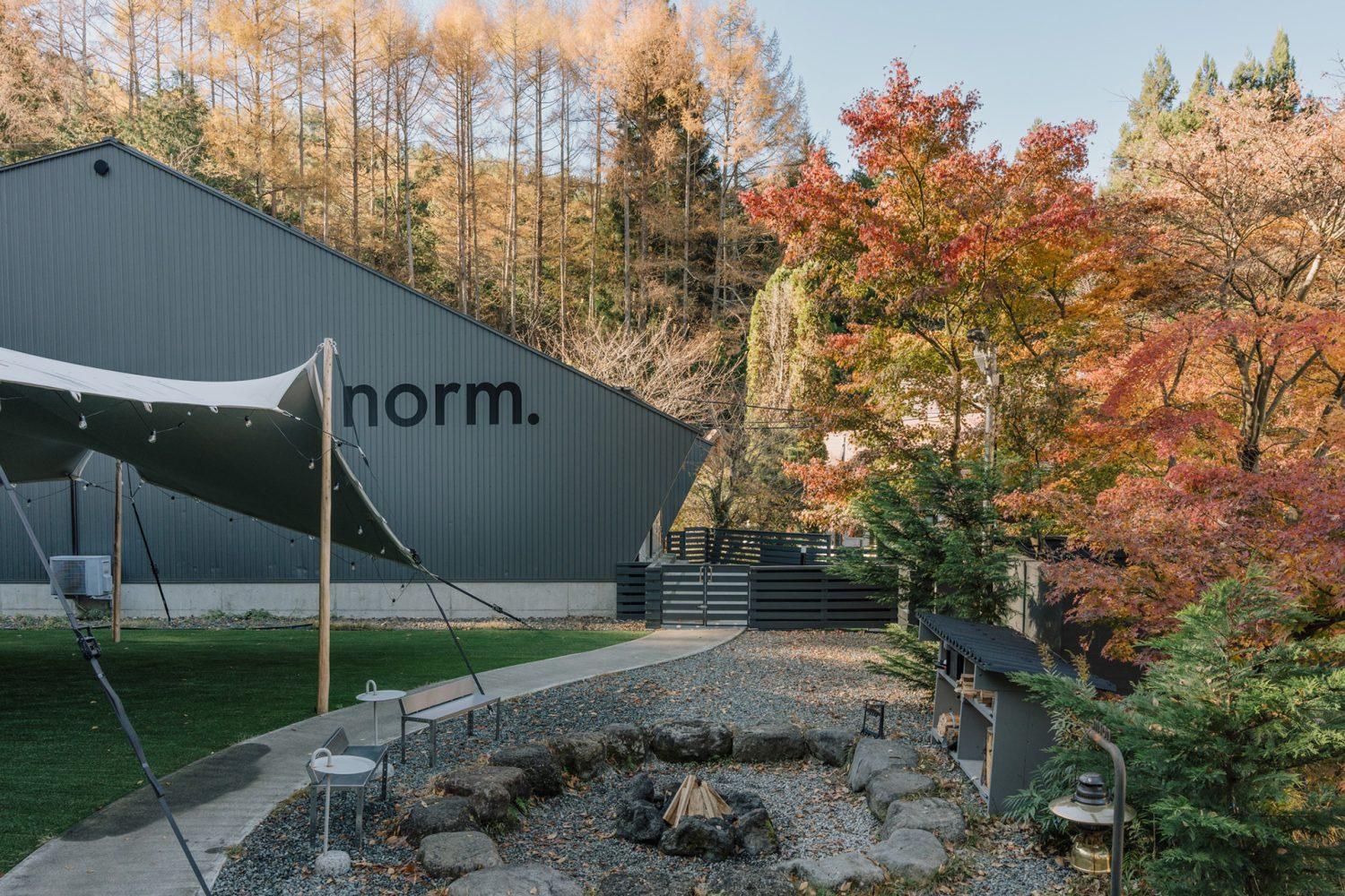 倉庫のような外観 / 焚き火やキャンプシーンの撮影も