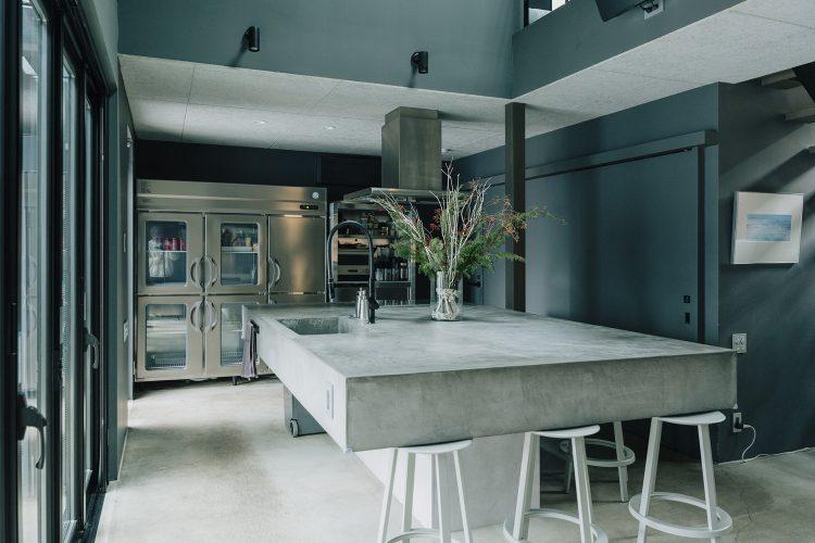 大きなアイランドキッチンと冷蔵庫