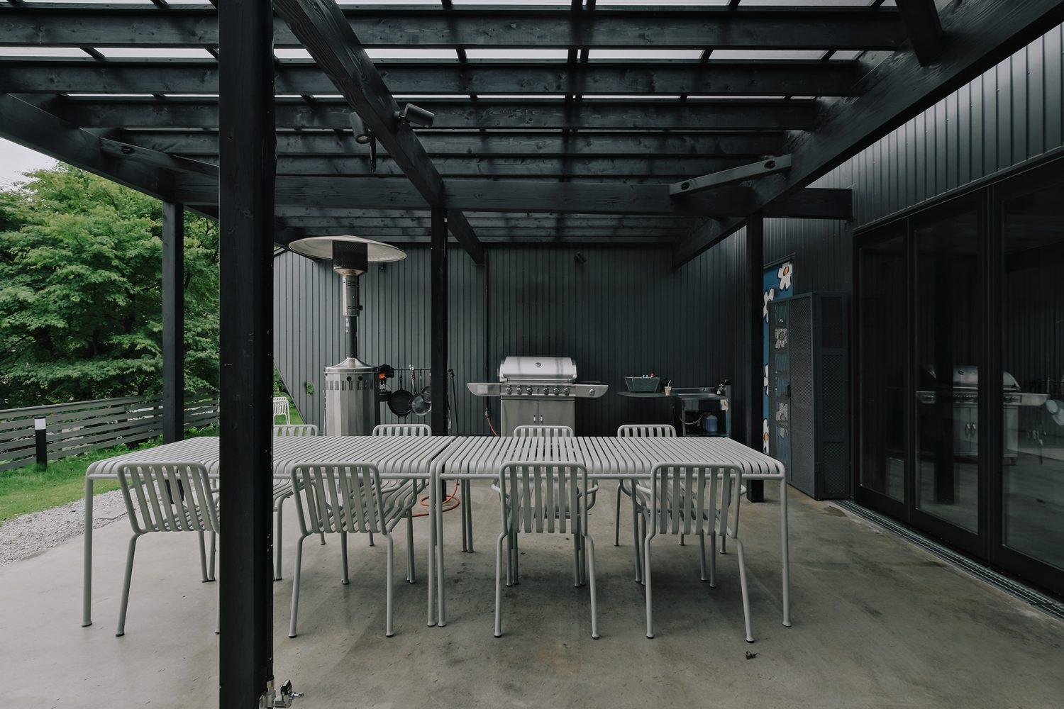 BBQもできる屋根付きの広いテラス