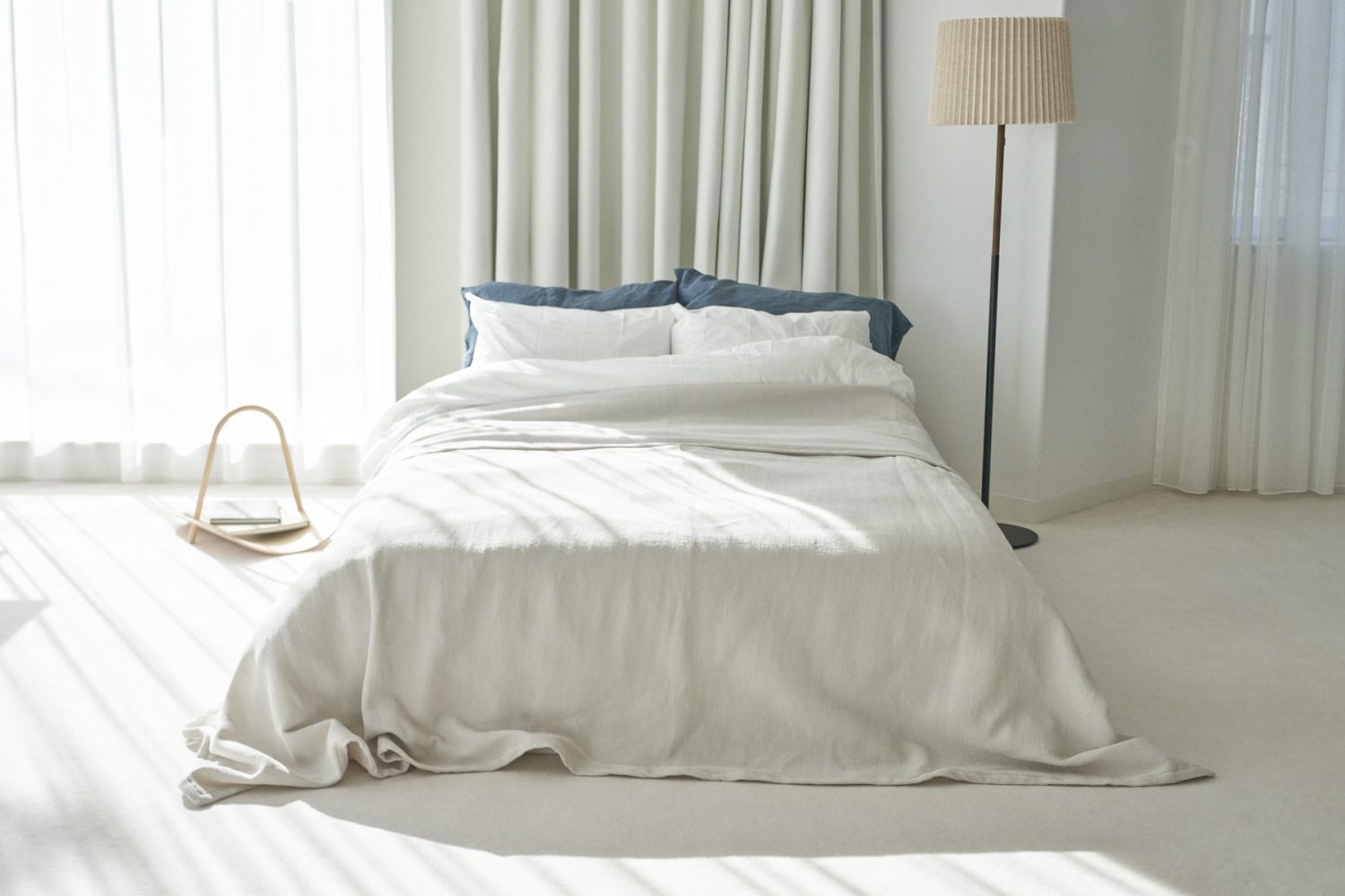 光が差し込むカーペットとベッド