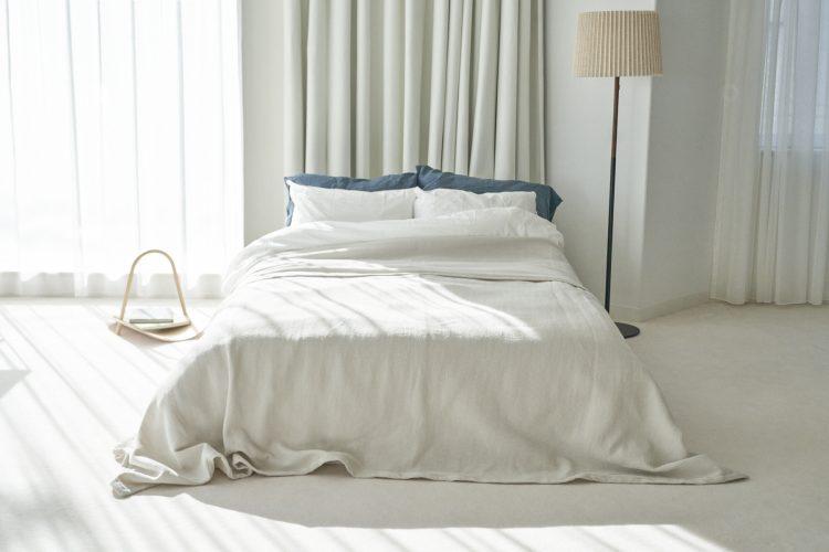 光が差し込むカーペットとベッド