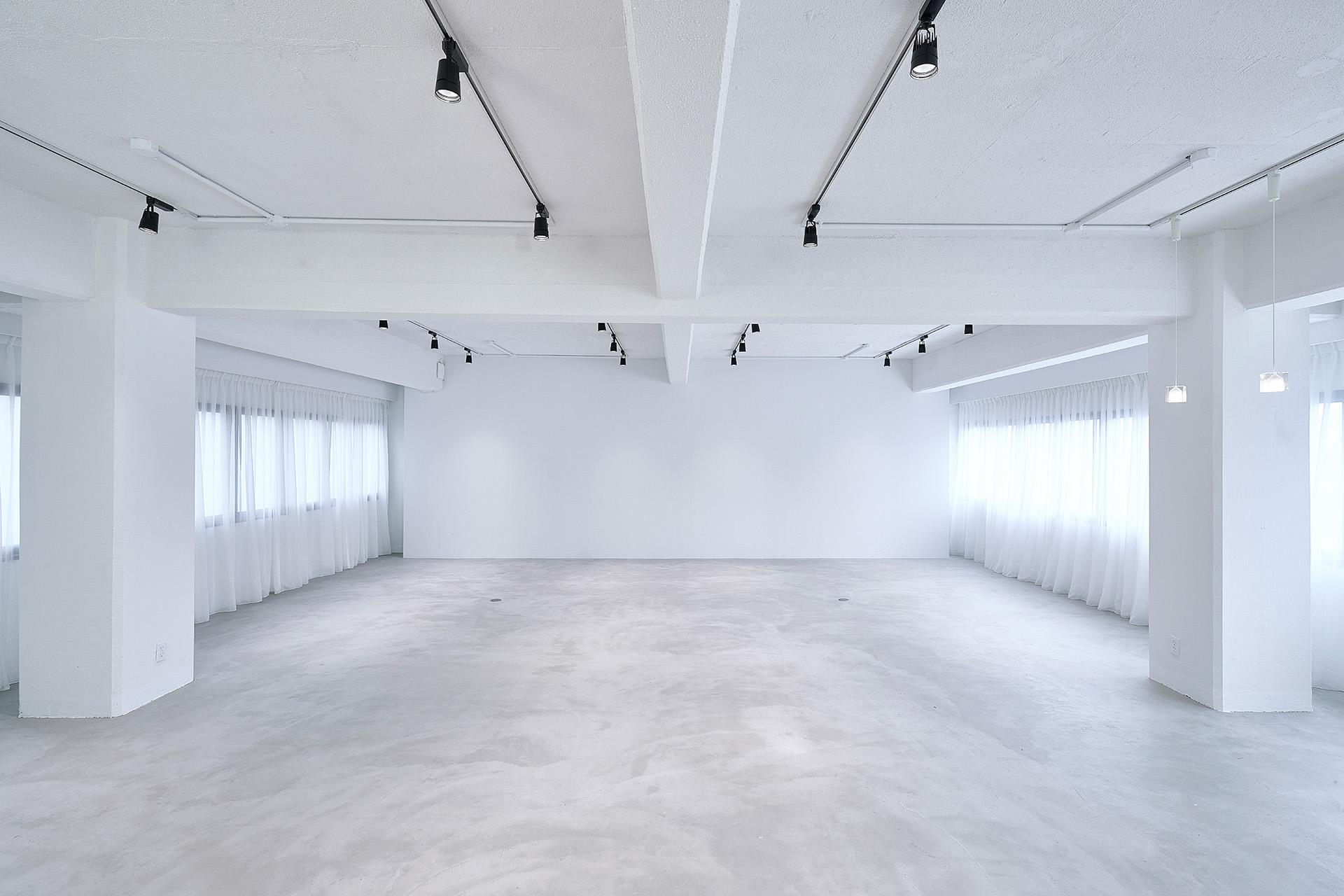 両面の窓からたっぷり差し込む自然光