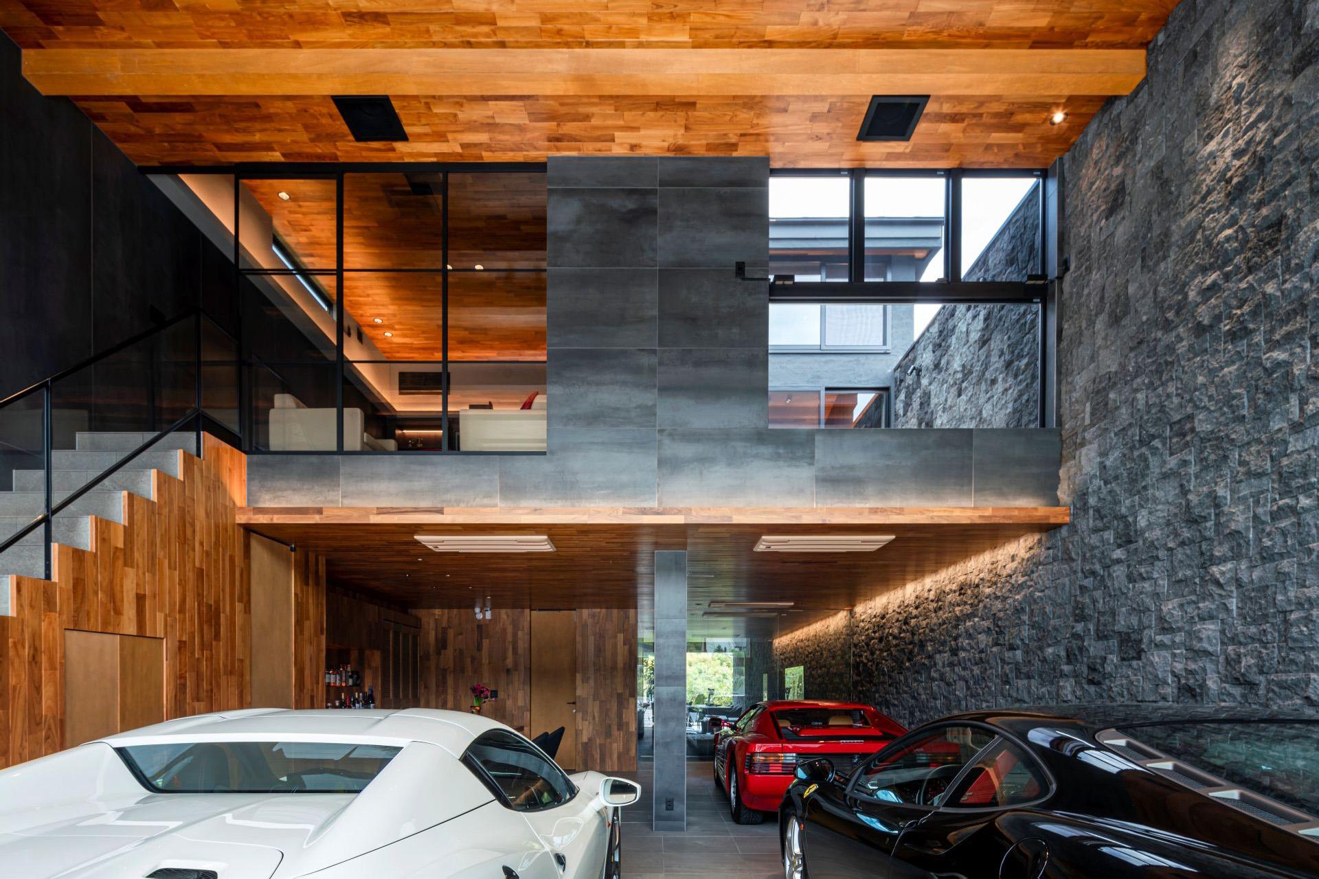 自然光差し込む天高5mのカーギャラリー