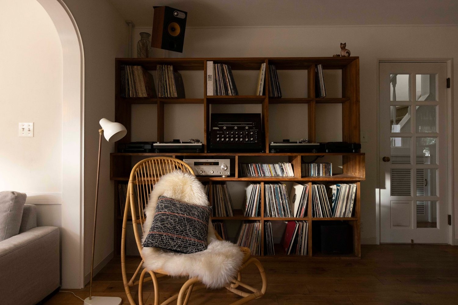 ダイニング横にはレコード棚