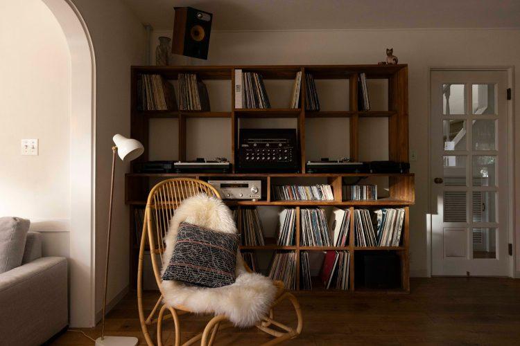 ダイニング横にはレコード棚