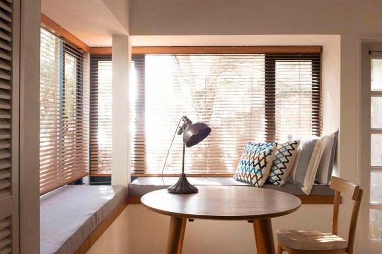 キッチン横にはL字のベンチスペース