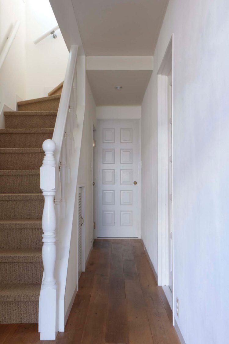 1F 2Fへ続く階段と廊下