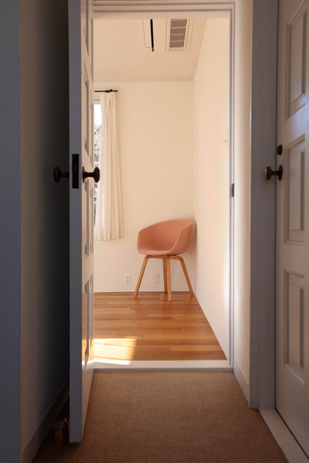 2F 踊り場からアトリエを臨む