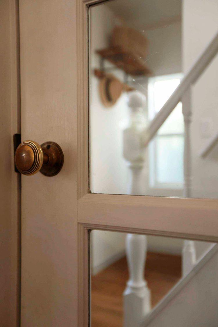 使い込まれた真鍮のドアノブ