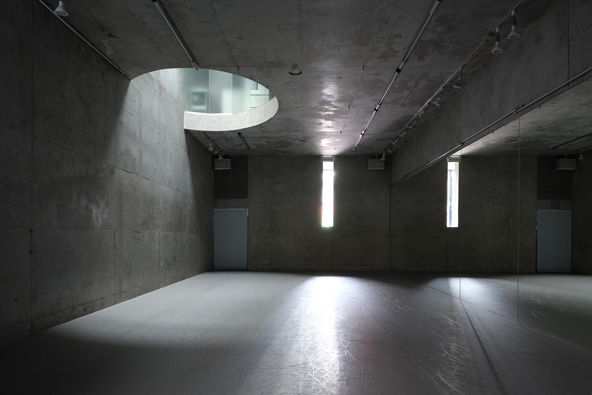 1F 印象的な光が入るメインスタジオ