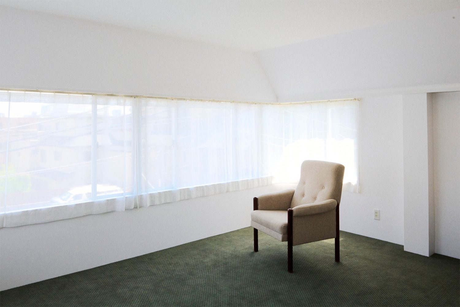 3F L字の窓からから入るやわらかな光