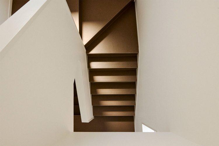 階段を俯瞰アングルでの撮影も