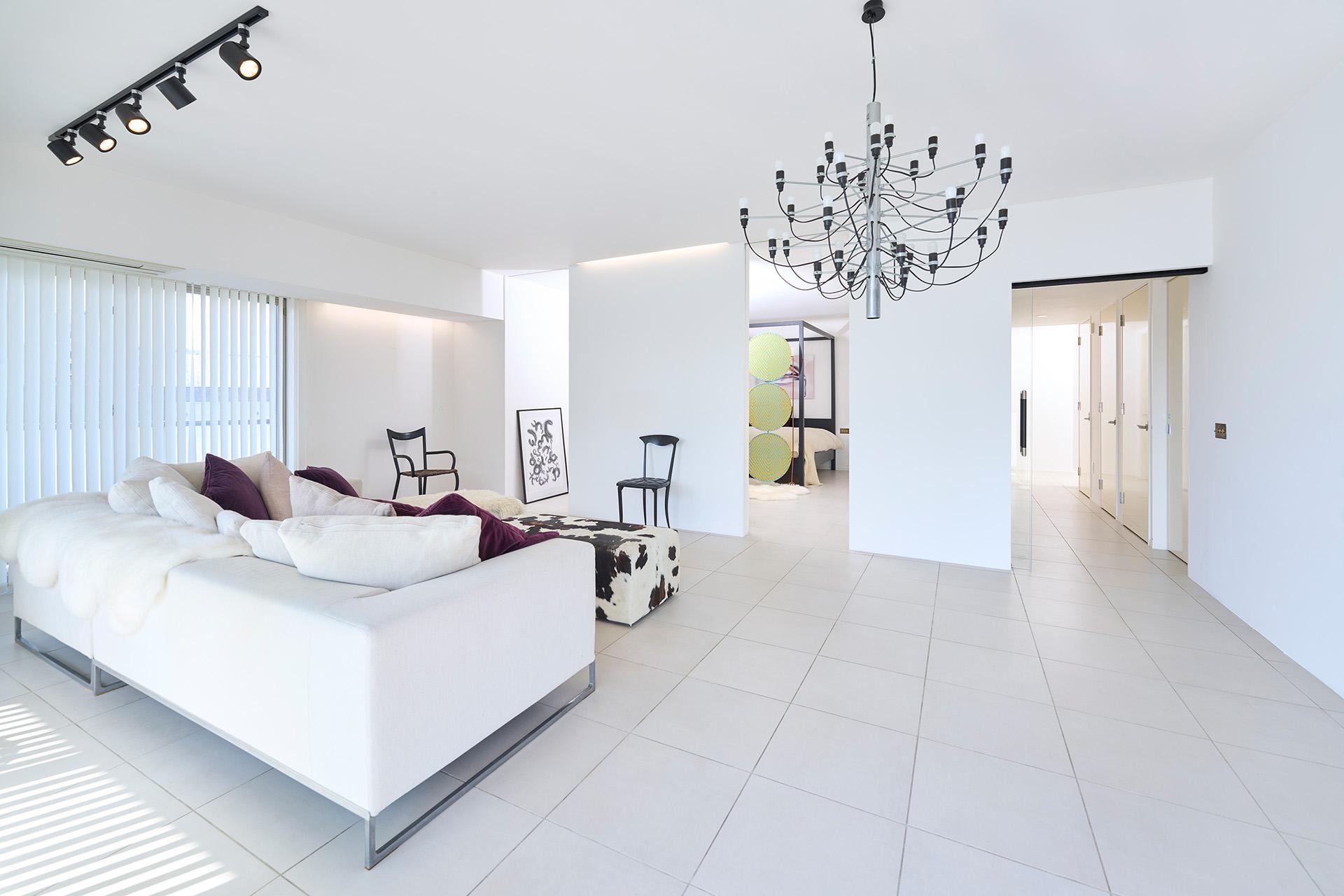 大きな窓がL字型に配置された常に明るい室内