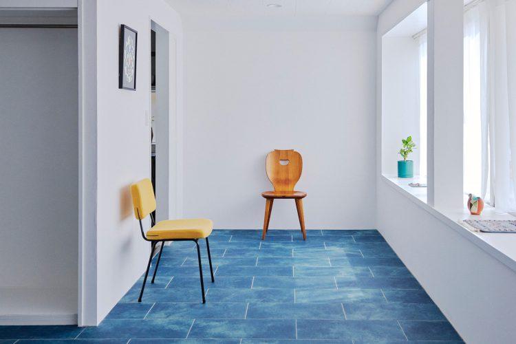 1F 風合いのあるタイルが印象的 / 窓際で物撮りも