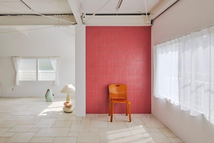 2F 壁面の赤いタイルが目を惹く空間