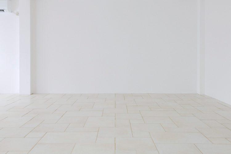 2F クリームカラーのタイル床と白壁