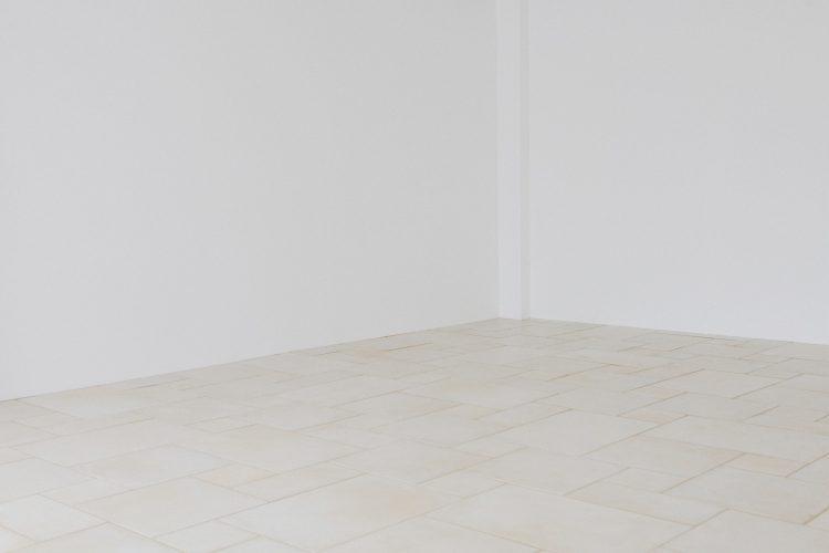 2F コーナーの2面の白壁で撮影可能