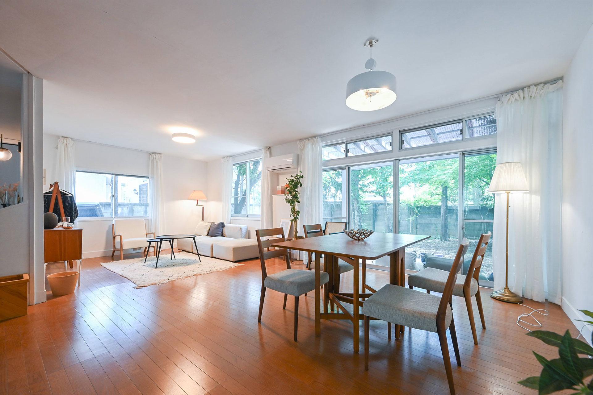 1F 庭に面したシンプルなリビングダイニング