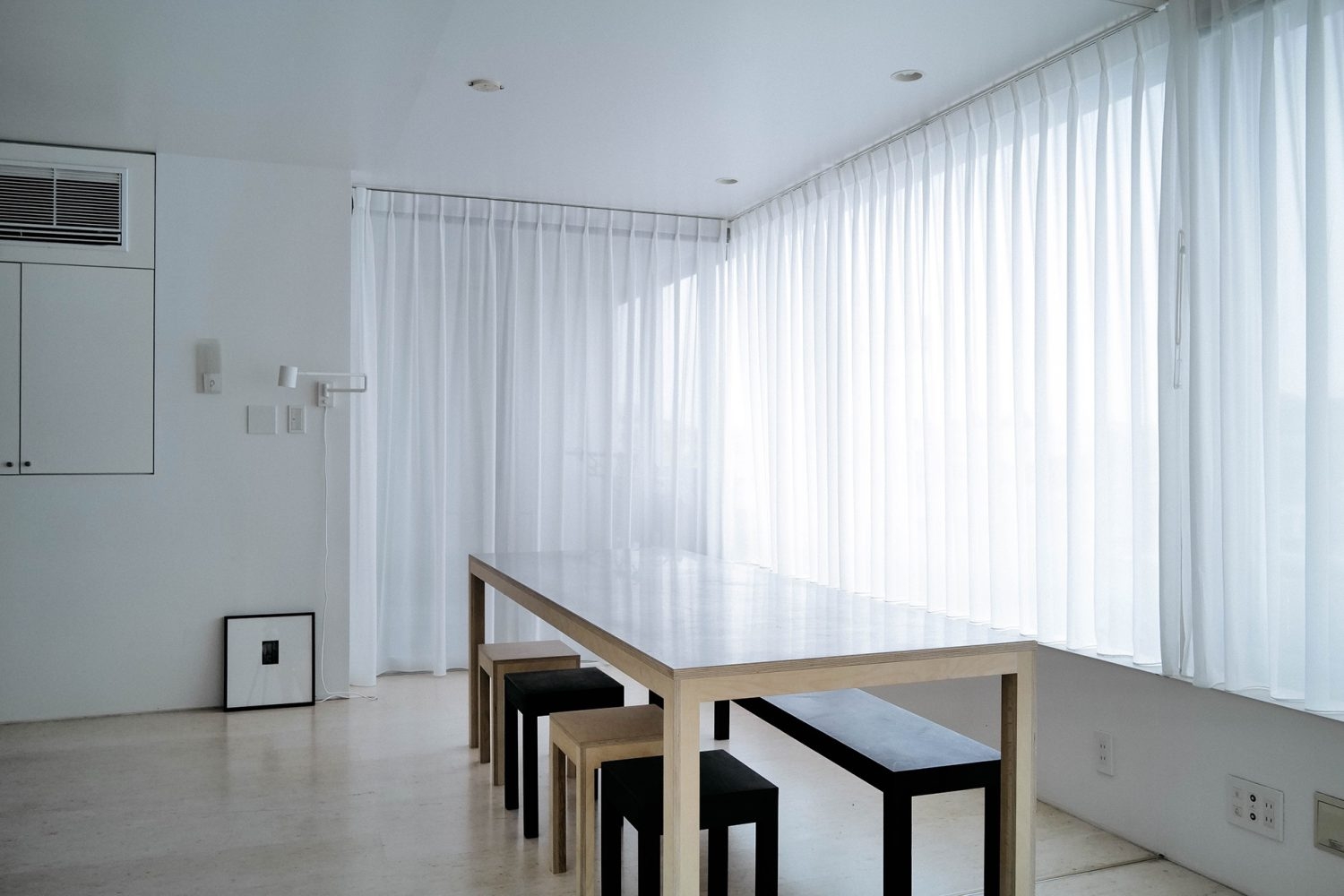 日中は窓から十分な自然光が差し込む