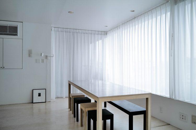 日中は窓から十分な自然光が差し込む