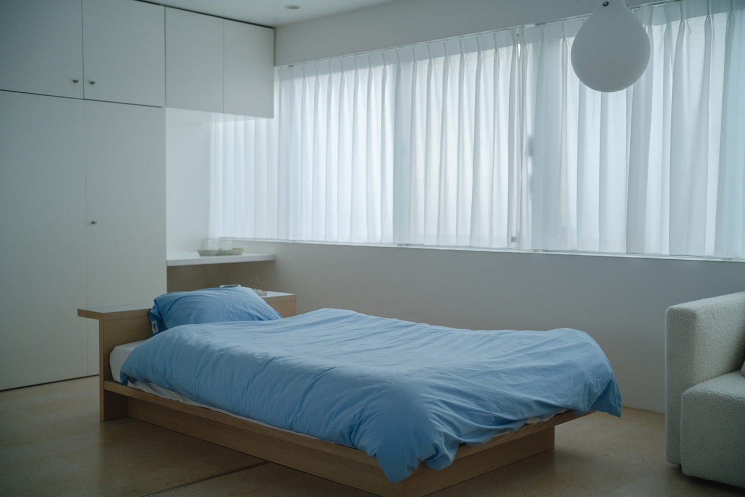 爽やかなTEKLAのブルーが印象的なベッドルーム
