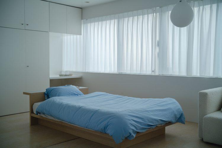 爽やかなTEKLAのブルーが印象的なベッドルーム