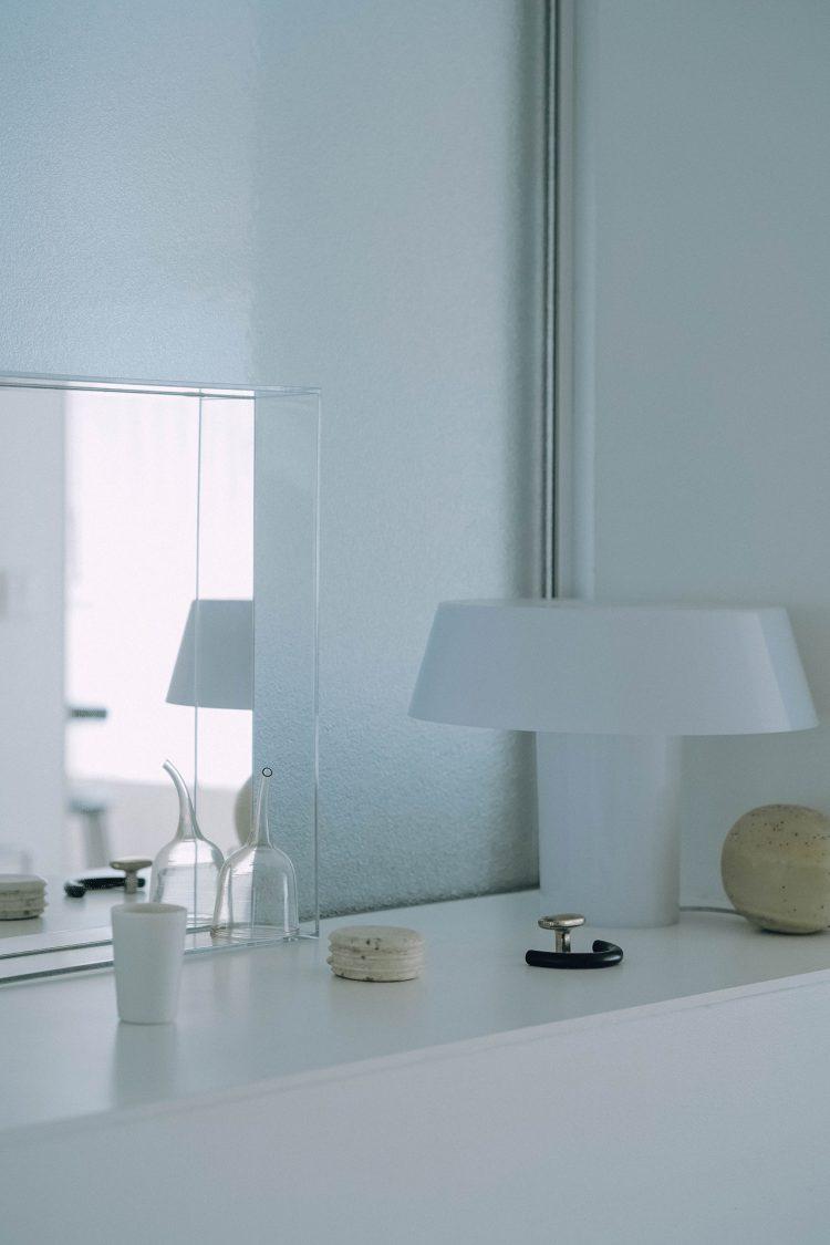 玄関横にもミラーや器など