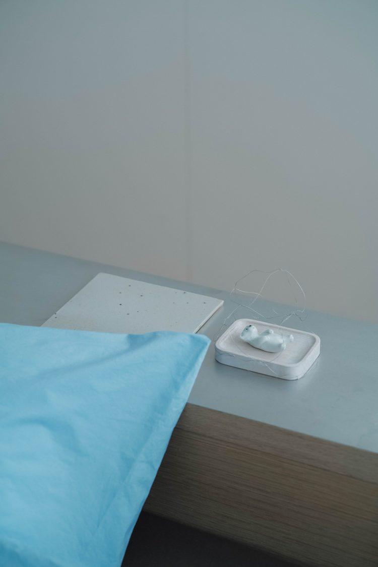 べッドボードにも印象的なオブジェ