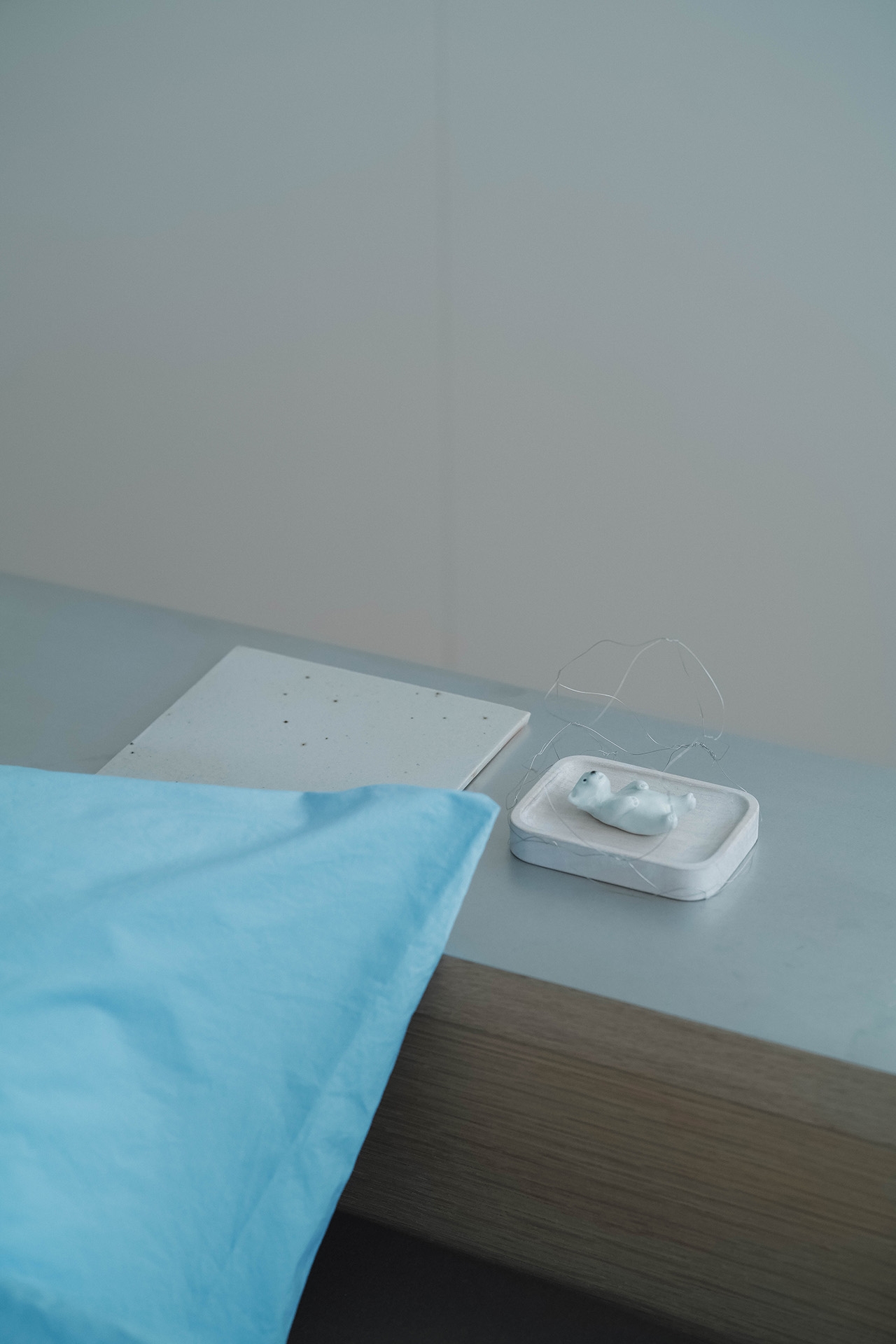 べッドボードにも印象的なオブジェ