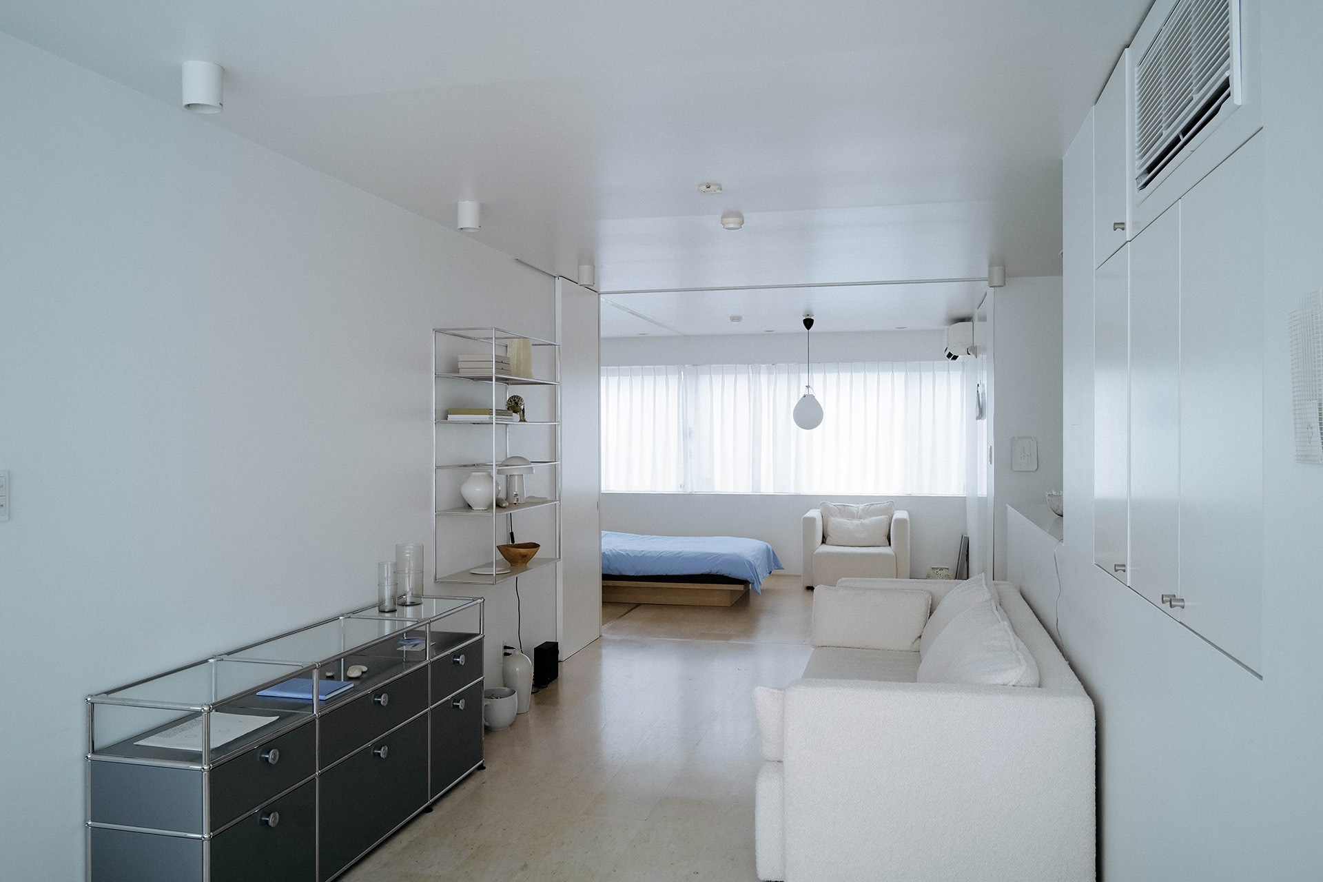 全体がやわらかな光で照らされているリビング