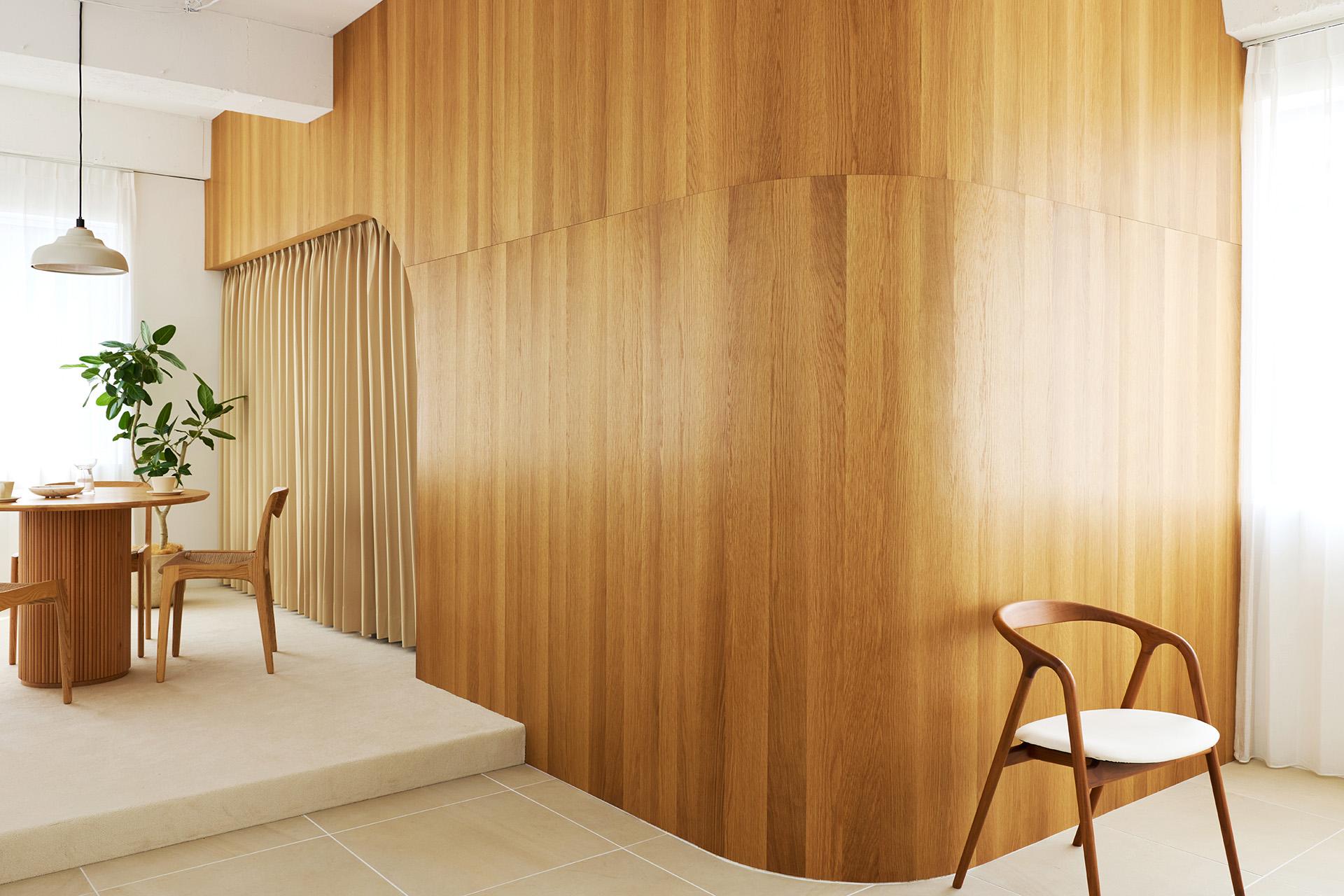 アールを描くウッド壁が上品でやわらかな印象