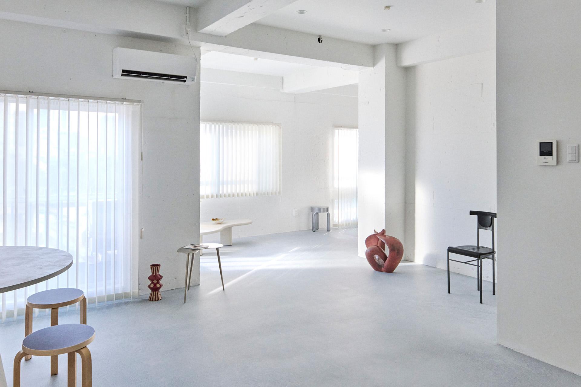 各所の窓から入るやわらかな自然光