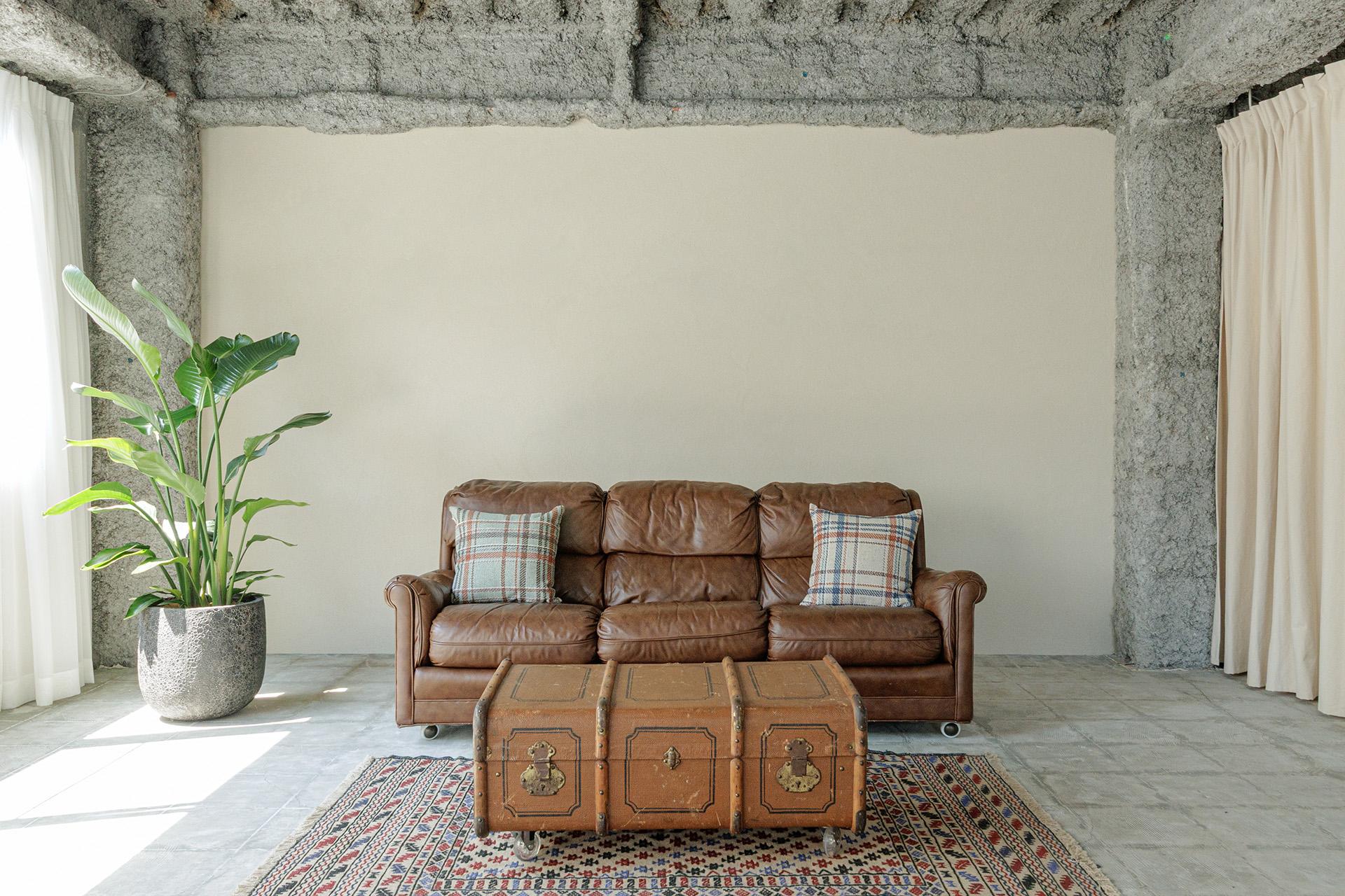 ベージュ壁とヴィンテージソファスペース