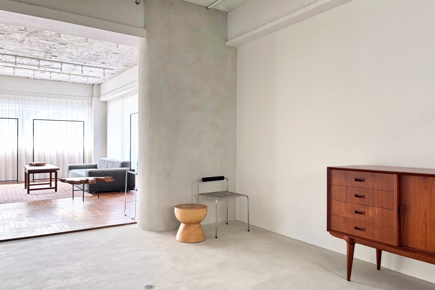 シンプルモダンな家具を合わせて