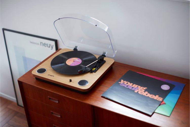 レコードなどの小道具も