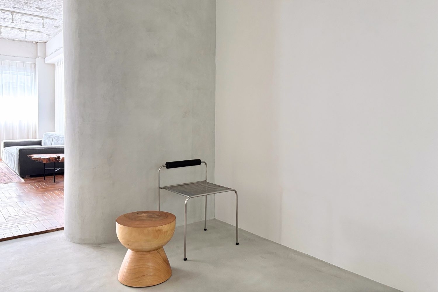 グレーのアール壁✕ 白壁