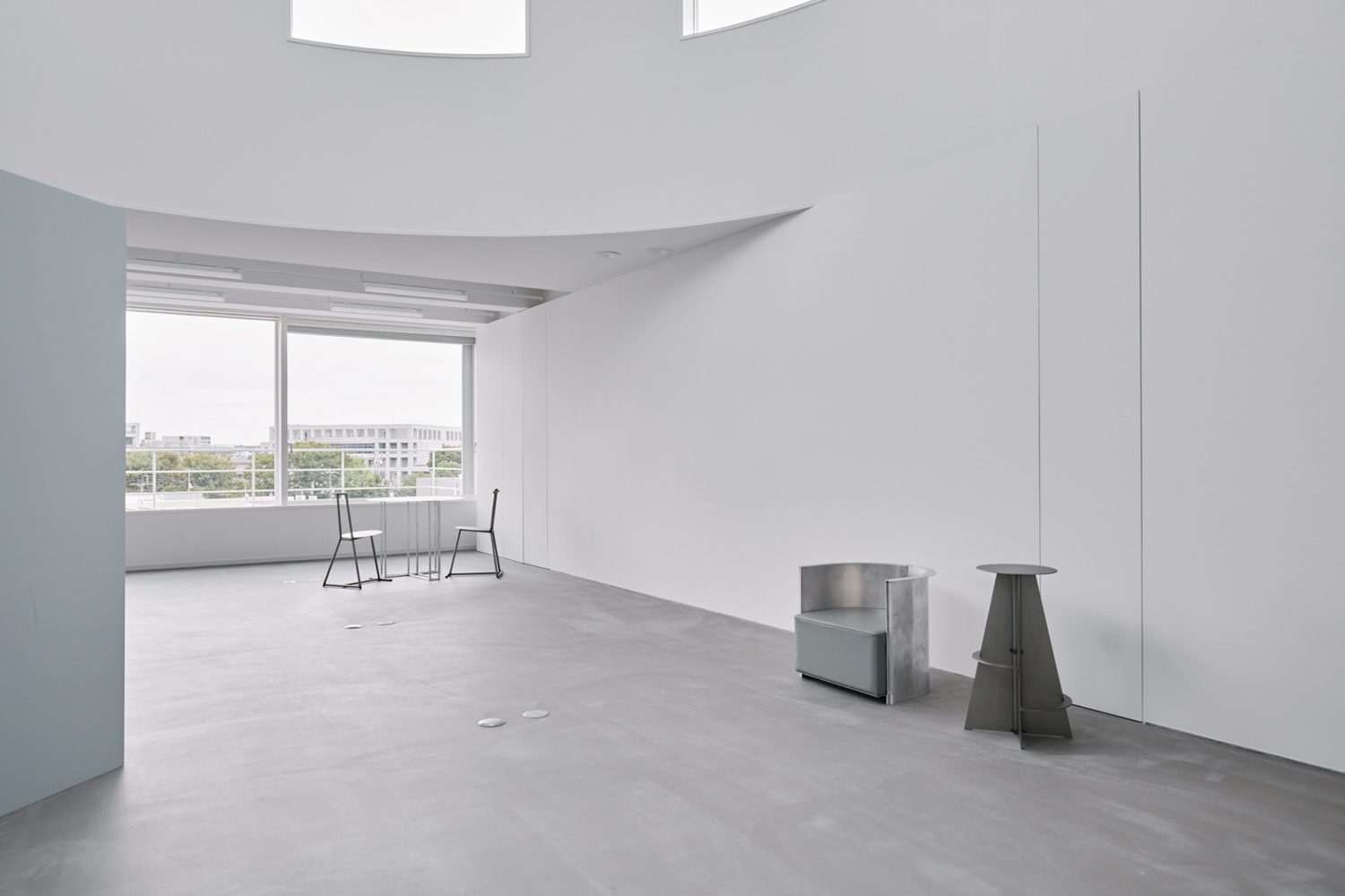 オリジナルのステンレス什器が配置された室内