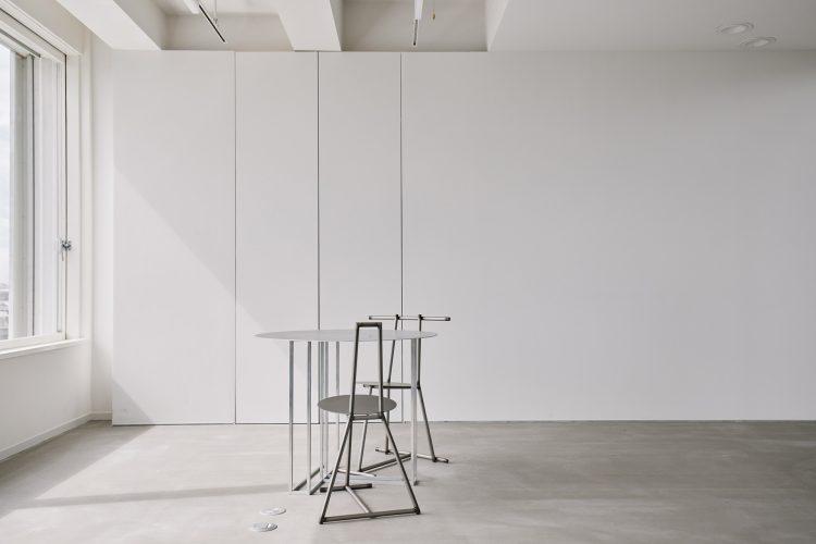 重厚感のあるステンレスのオリジナルテーブルとチェア