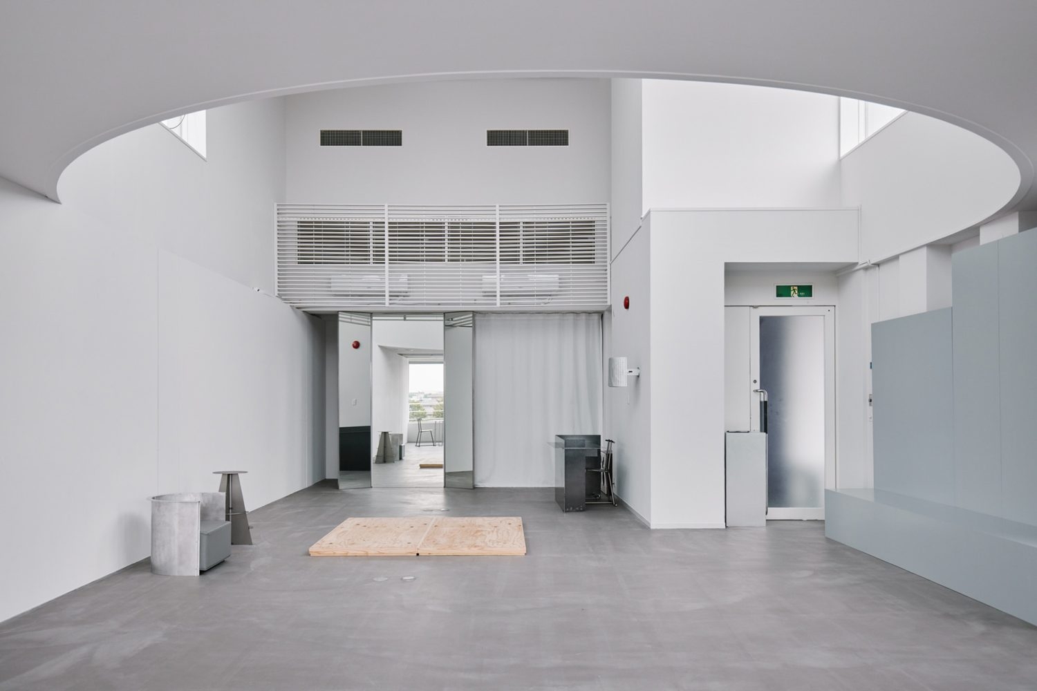 窓側からフィッティングスペース側